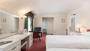 Tabla de planchar con plancha, wifi gratis y ropa de cama