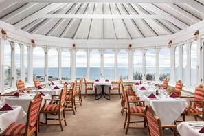 Frokost, lunsj og middag serveres, lokale retter 