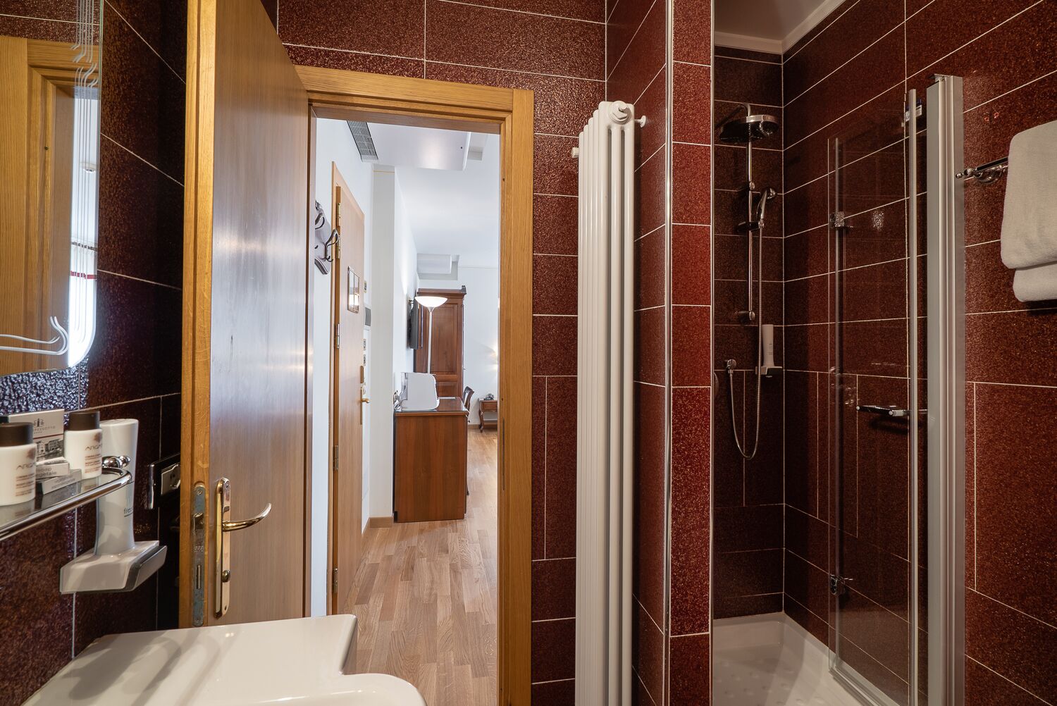 junior room | bathroom | shower, free toiletries, hair dryer, bidet