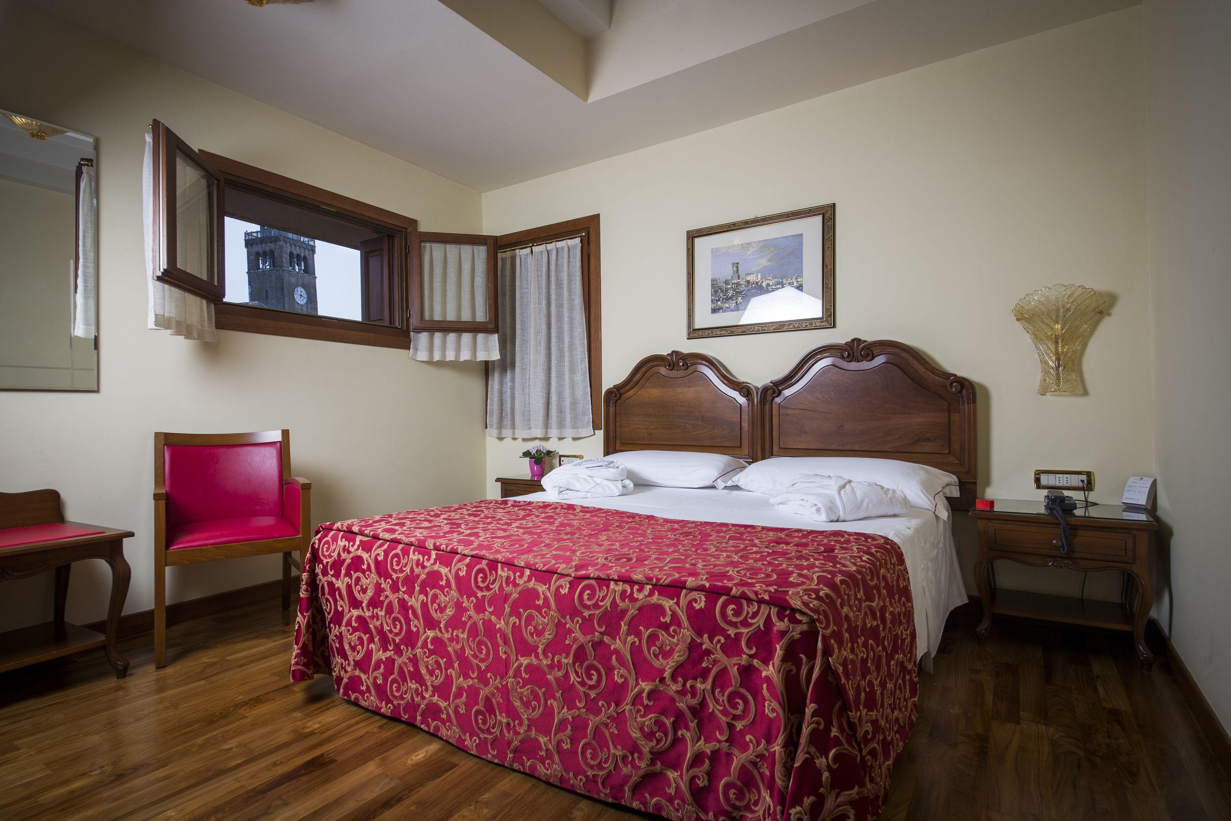 Minibar, Zimmersafe, Schreibtisch, schallisolierte Zimmer