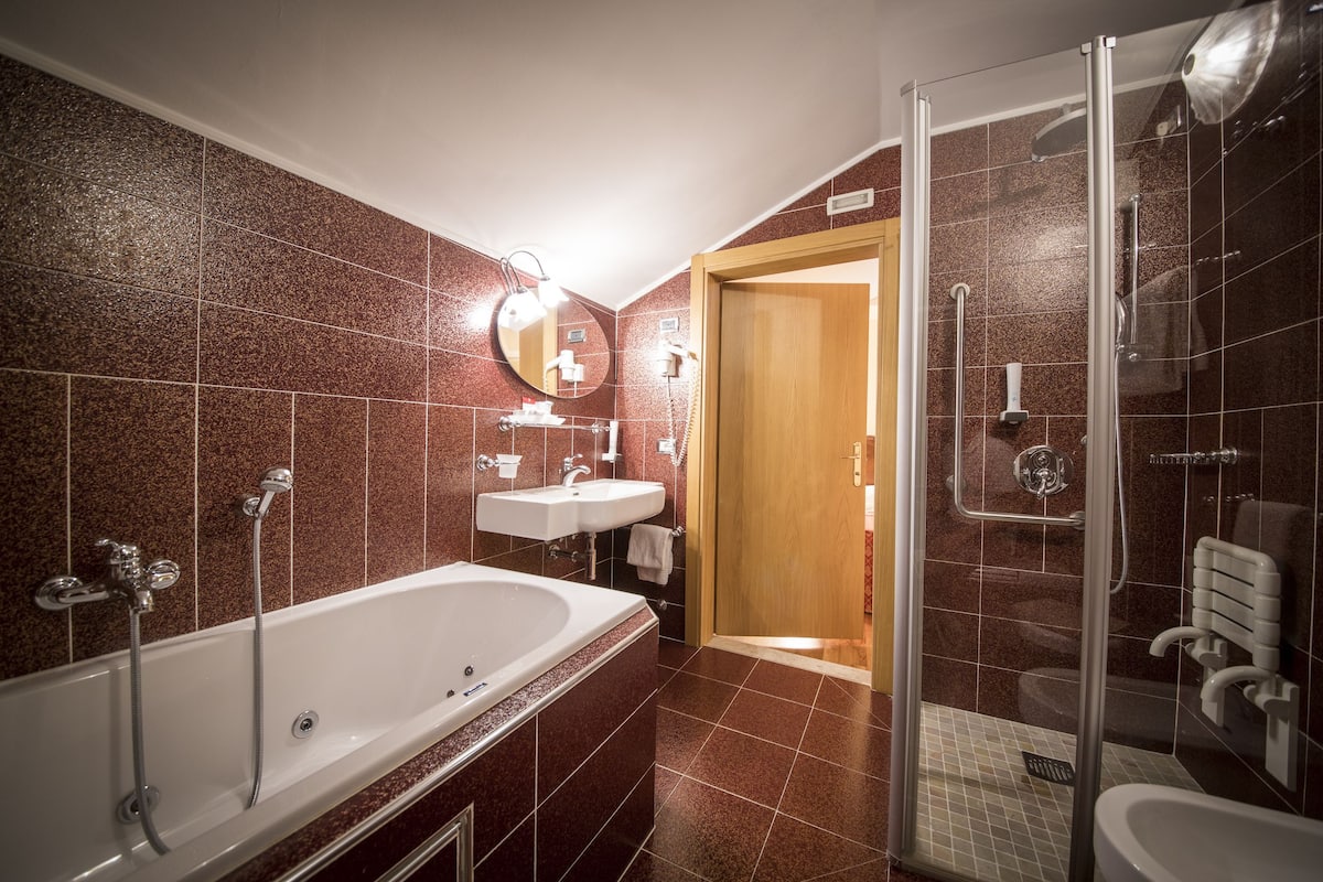 double room (relax) | bathroom | shower, free toiletries, hair dryer, bidet
