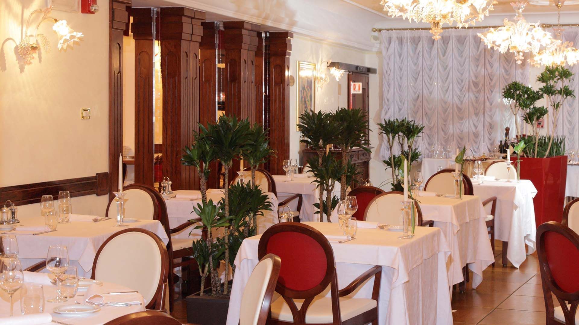 breakfast, lunch and dinner served