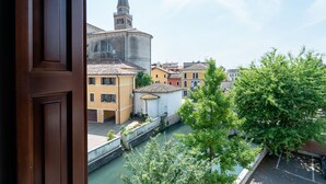 Vista de un canal con edificios y una torre de iglesia.