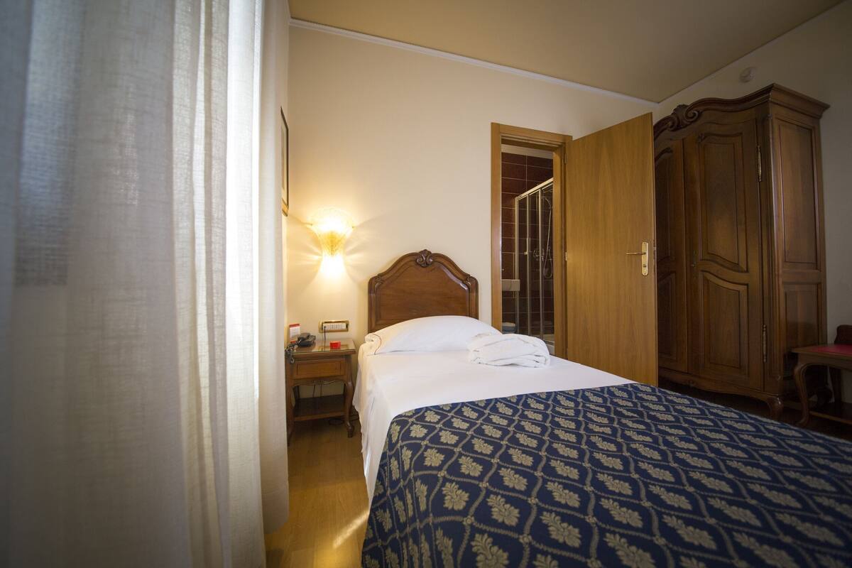 Minibar, caja de seguridad en la habitación y escritorio