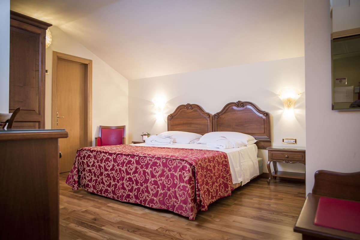 Een minibar, een kluis op de kamer, een bureau, geluiddichte muren