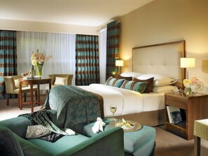 Premier Double or Twin Room | In-room safe, desk, blackout drapes, iron/ironing board