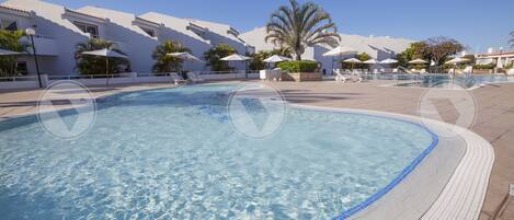 Piscine extérieure, parasols de plage, chaises longues