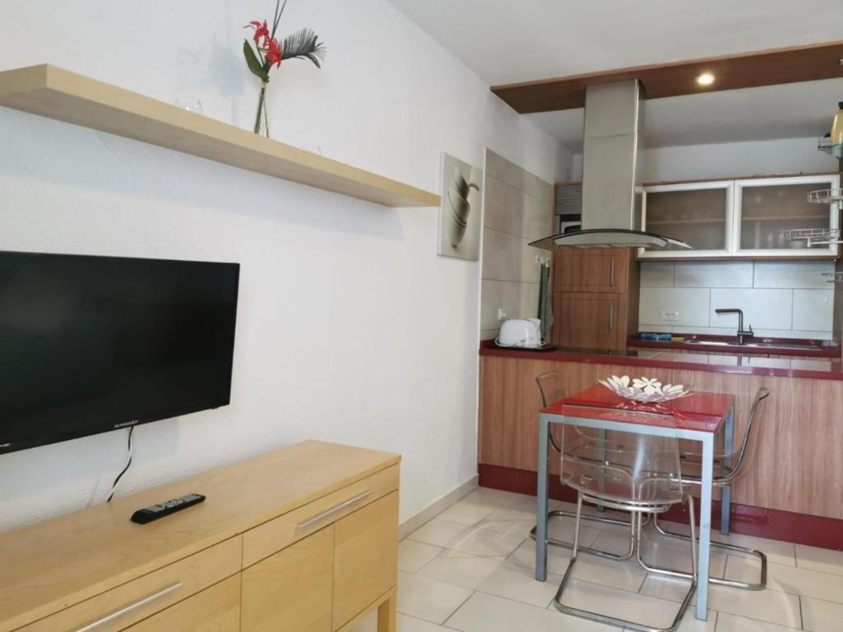 Apartamento familiar, balcón (2 adults and 2 children) | Zona de estar | Una televisión LED