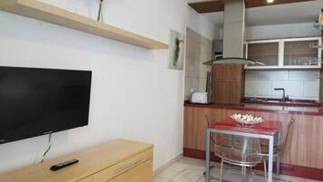 Apartamento familiar, balcón (2 adults and 2 children) | Zona de estar | Una televisión LED