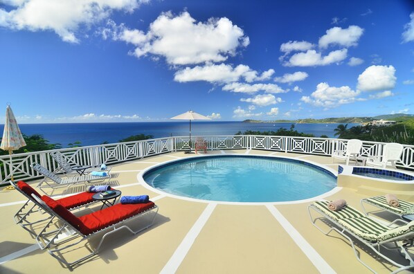 Außenpool, Sonnenschirme, Liegestühle