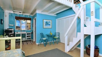 Loft, 2 Tempat Tidur Double, pemandangan laut sebagian (Mountainside) | Dapur kecil pribadi | Lemari es kecil, microwave, mesin pembuat kopi/teh, dan pemanggang roti