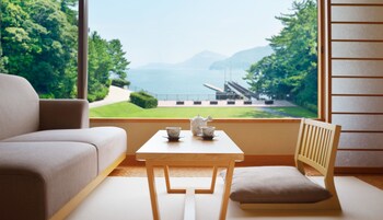 Caja de seguridad en la habitación, cortinas blackout y cunas 