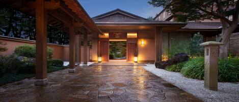 Façade de lâhĂ©bergement - soirĂ©e/nuit