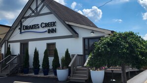 A building with a sign reading "DRAKES CREEK INN".