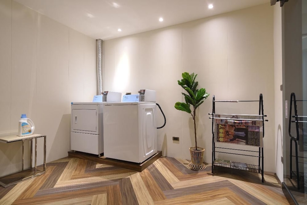 New California Hotel by null