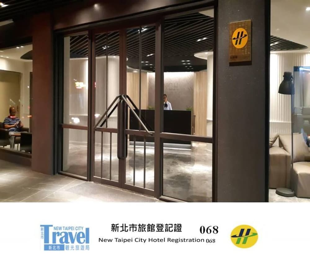 New California Hotel by null