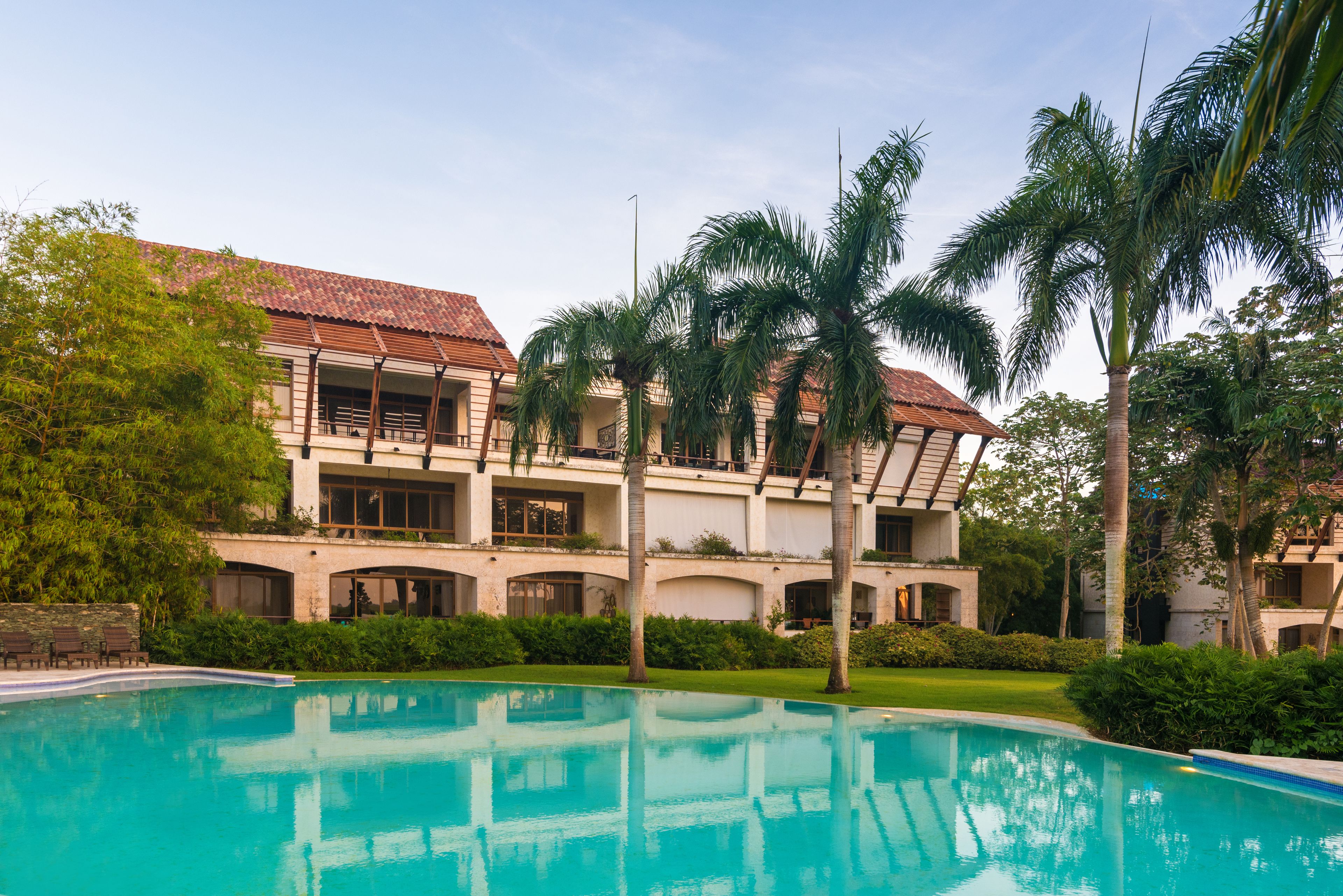 8 piscinas al aire libre, tumbonas