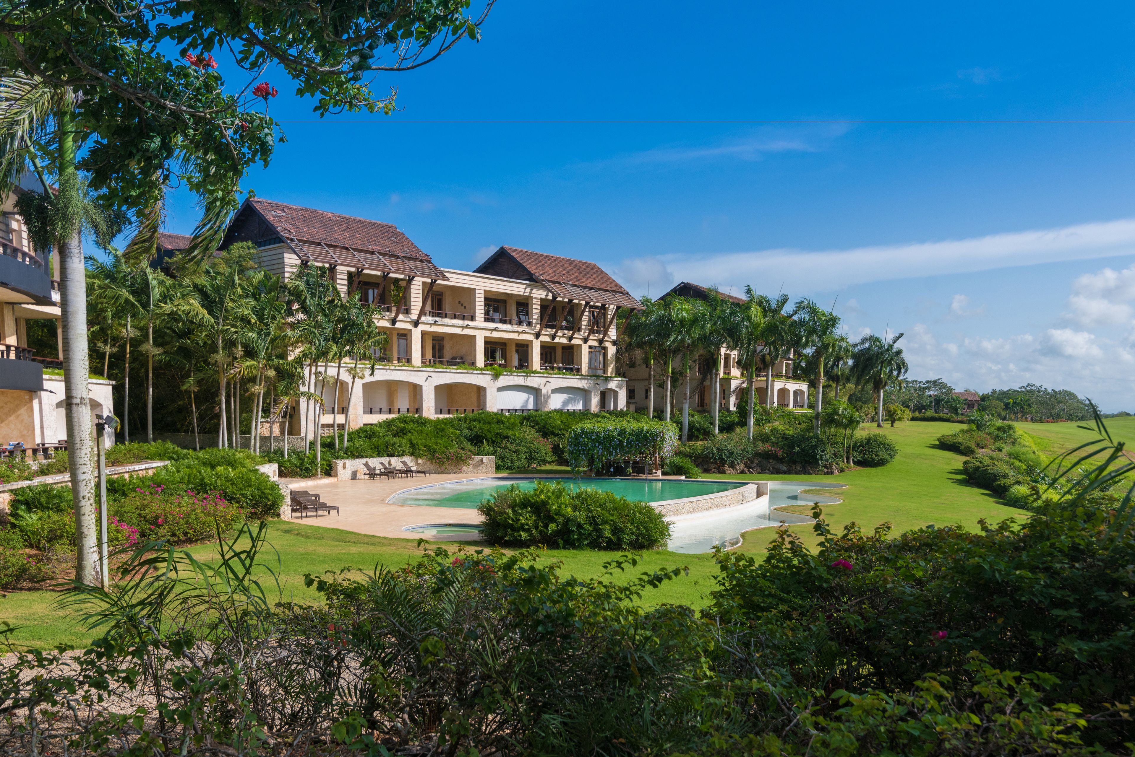 8 outdoor pools, sun loungers