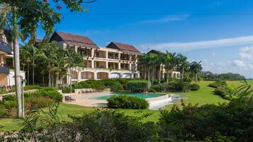 8 outdoor pools, sun loungers