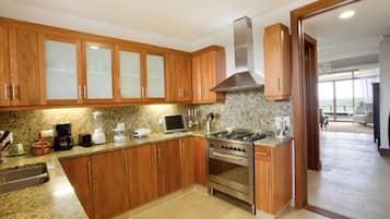 Full-sized fridge, microwave, stovetop, dishwasher