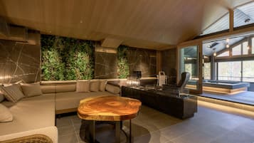 Premium Σουίτα, Μη Καπνιστών, Σάουνα (Wellness Room w Sauna for 2,NorthWing) | Καθιστικό | Τηλεόραση με επίπεδη οθόνη 32 ιντσών με δορυφορικά κανάλια, τηλεοράσεις