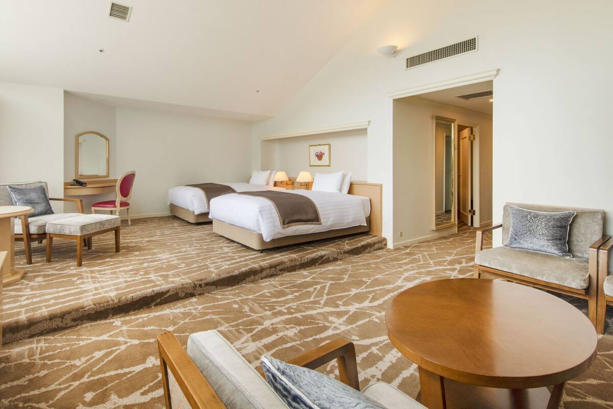 In-room safe, WiFi (free), bed sheets