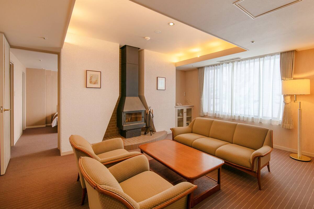 In-room safe, WiFi (free), bed sheets