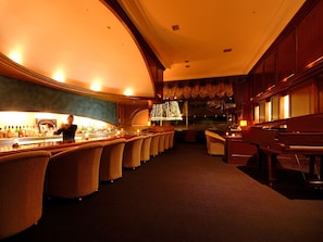2 bars/lounges, gastropub