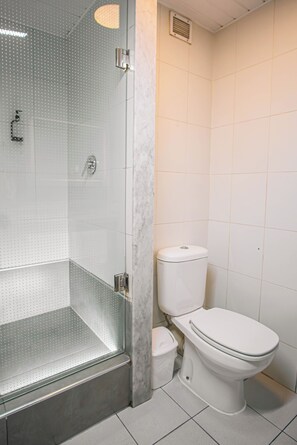 Ducha, artículos de tocador ecológicos, secador de pelo, toallas