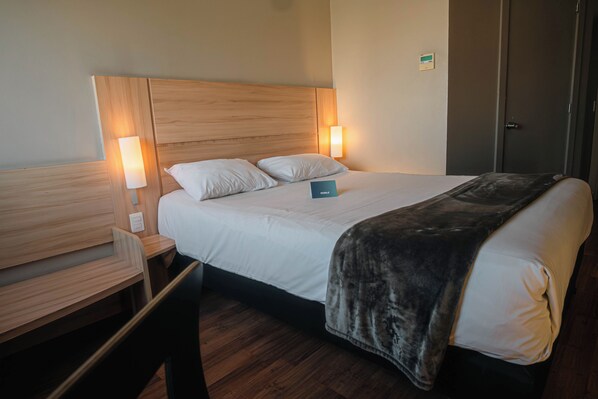 Standard-Doppelzimmer | Hochwertige Bettwaren, Betten mit Memory-Foam-Matratzen, Zimmersafe