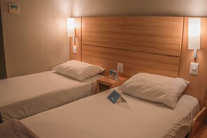 Standard Twin Room | Premium bedding, memory foam beds, in-room safe, blackout drapes - Nobile Inn Santiago (Santiago)
