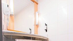 淋浴設備、環保盥洗用品、吹風機、毛巾