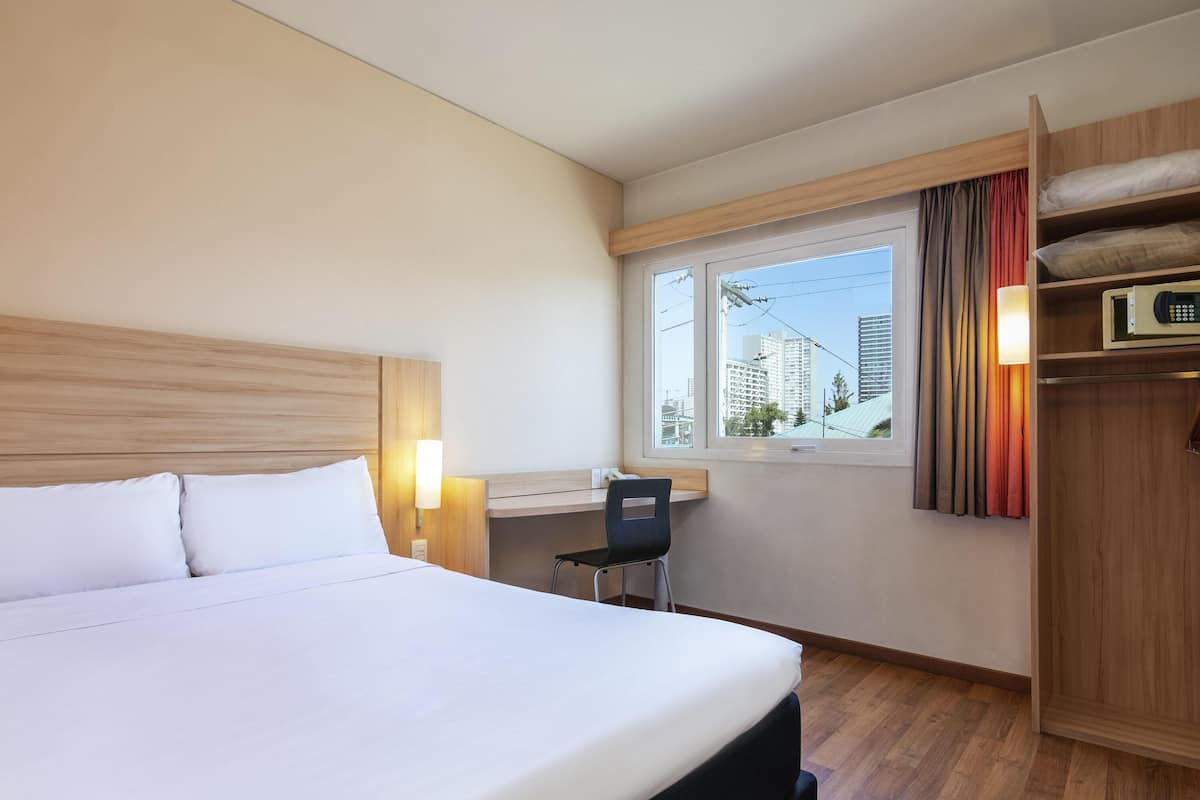 Standardzimmer, 1 Doppelbett | Hochwertige Bettwaren, Betten mit Memory-Foam-Matratzen, Zimmersafe