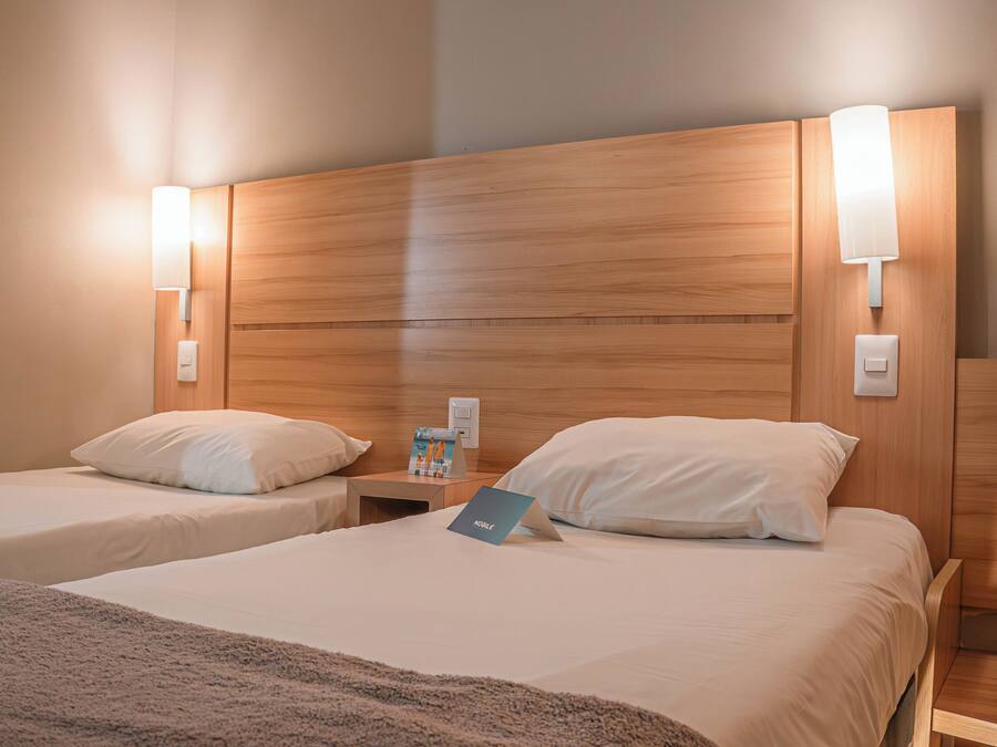 Habitación estándar con 2 camas individuales | Ropa de cama de alta calidad, colchones viscoelásticos, caja fuerte