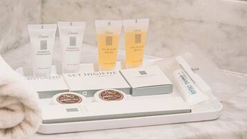 Regadera, amenidades de baño ecológicas, secadora de cabello, toallas