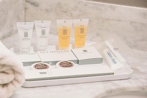 Shower, eco-friendly toiletries, hair dryer, towels - Nobile Inn Santiago (Santiago)