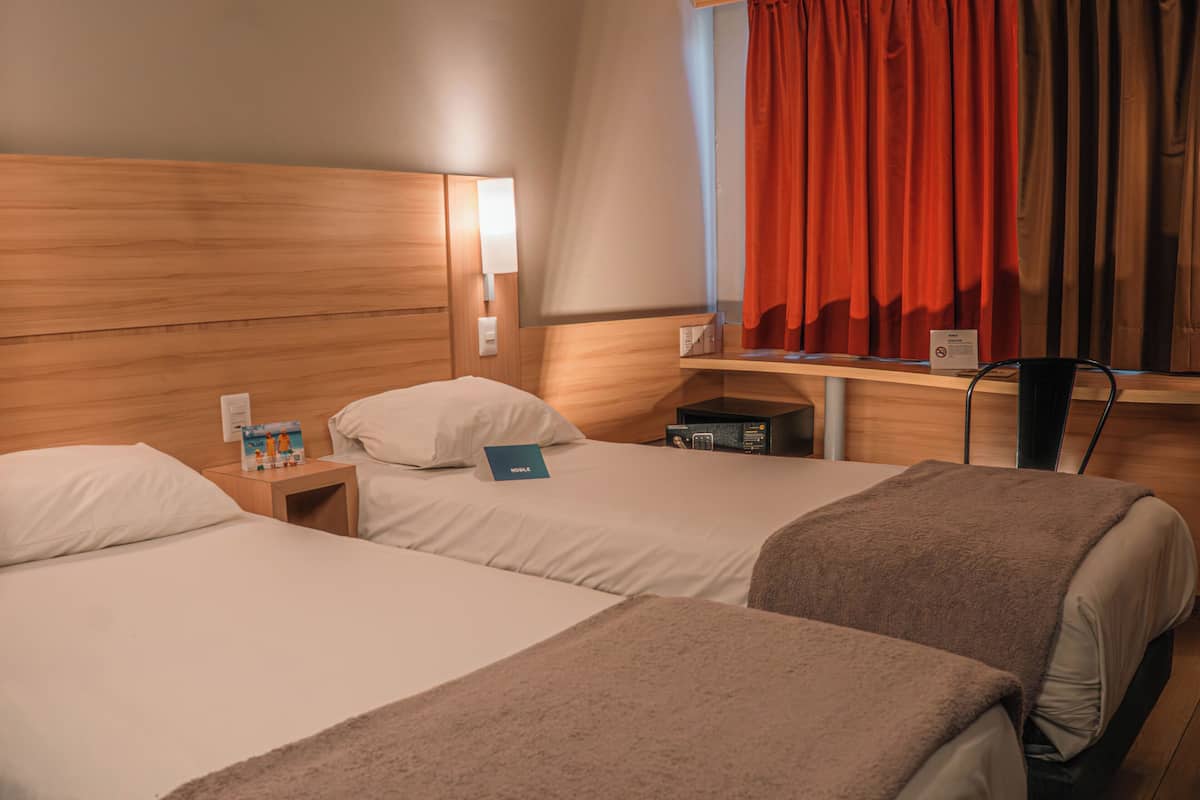 Standard-Zweibettzimmer | Hochwertige Bettwaren, Betten mit Memory-Foam-Matratzen, Zimmersafe