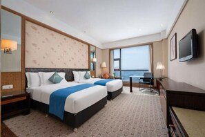 Tempat tidur bayi dan jam alarm