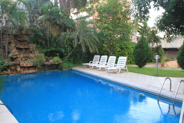 Piscine extérieure, chaises longues