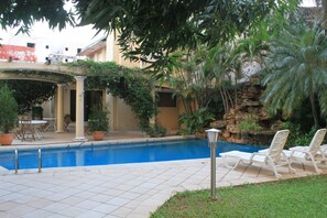 Piscine extérieure, chaises longues