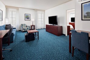 42-inch LCD TV with digital channels, TV, pay films - Residence Inn by Marriott Cincinnati Downtown/The Phelps (Cincinnati)