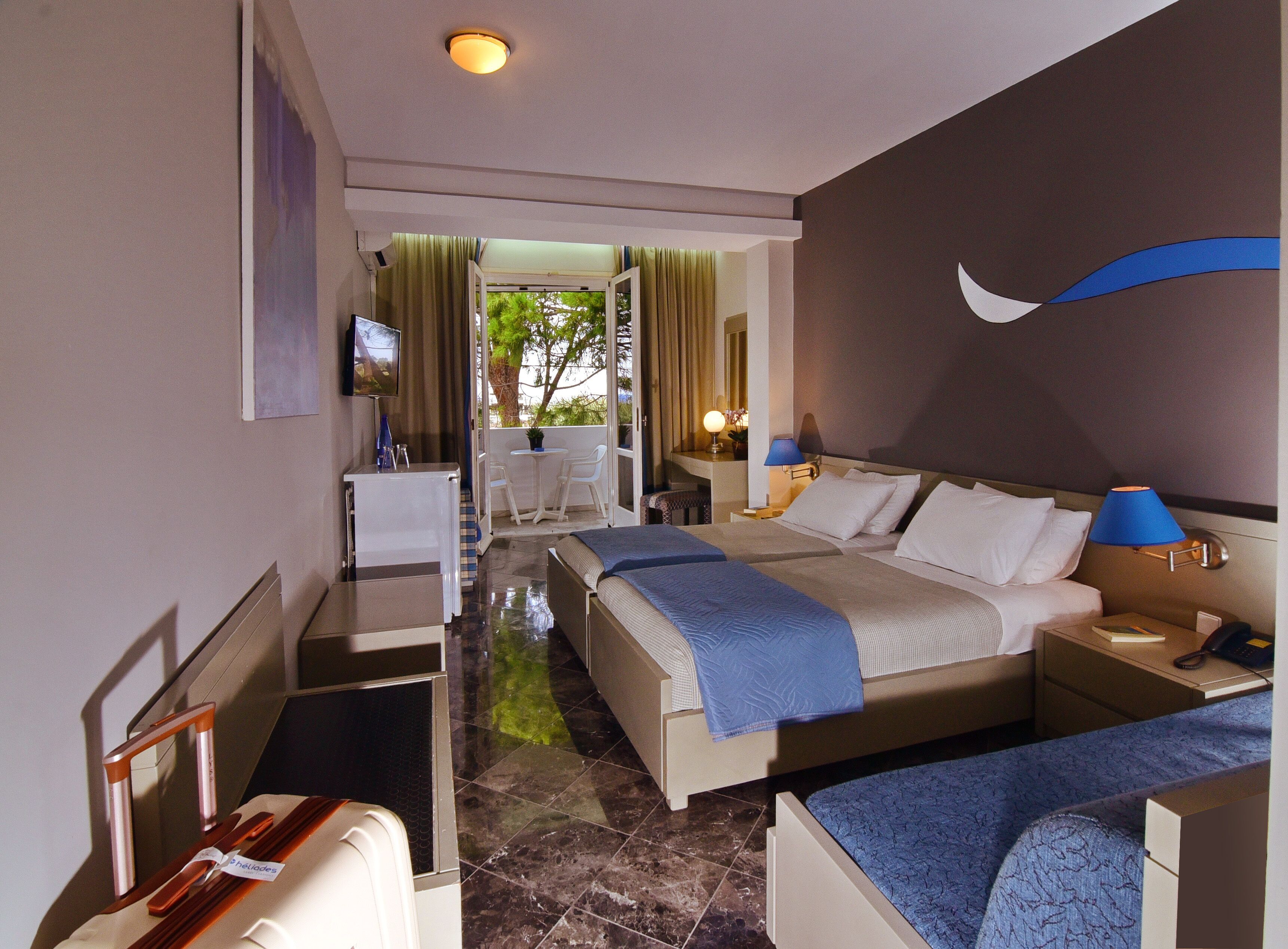 Surmatelas, coffres-forts dans les chambres, fer et planche à repasser