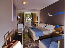 Pillowtop beds, in-room safe, iron/ironing board, free WiFi