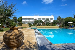 室外游泳池，池畔遮阳伞，日光浴躺椅