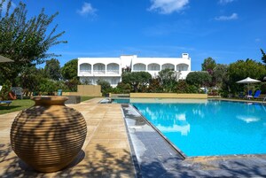 Outdoor pool, pool umbrellas, sun loungers