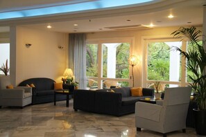 Lobby sitting area - Mantenia Hotel (Rethymno)