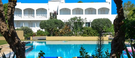 Piscine extérieure, parasols de plage, chaises longues