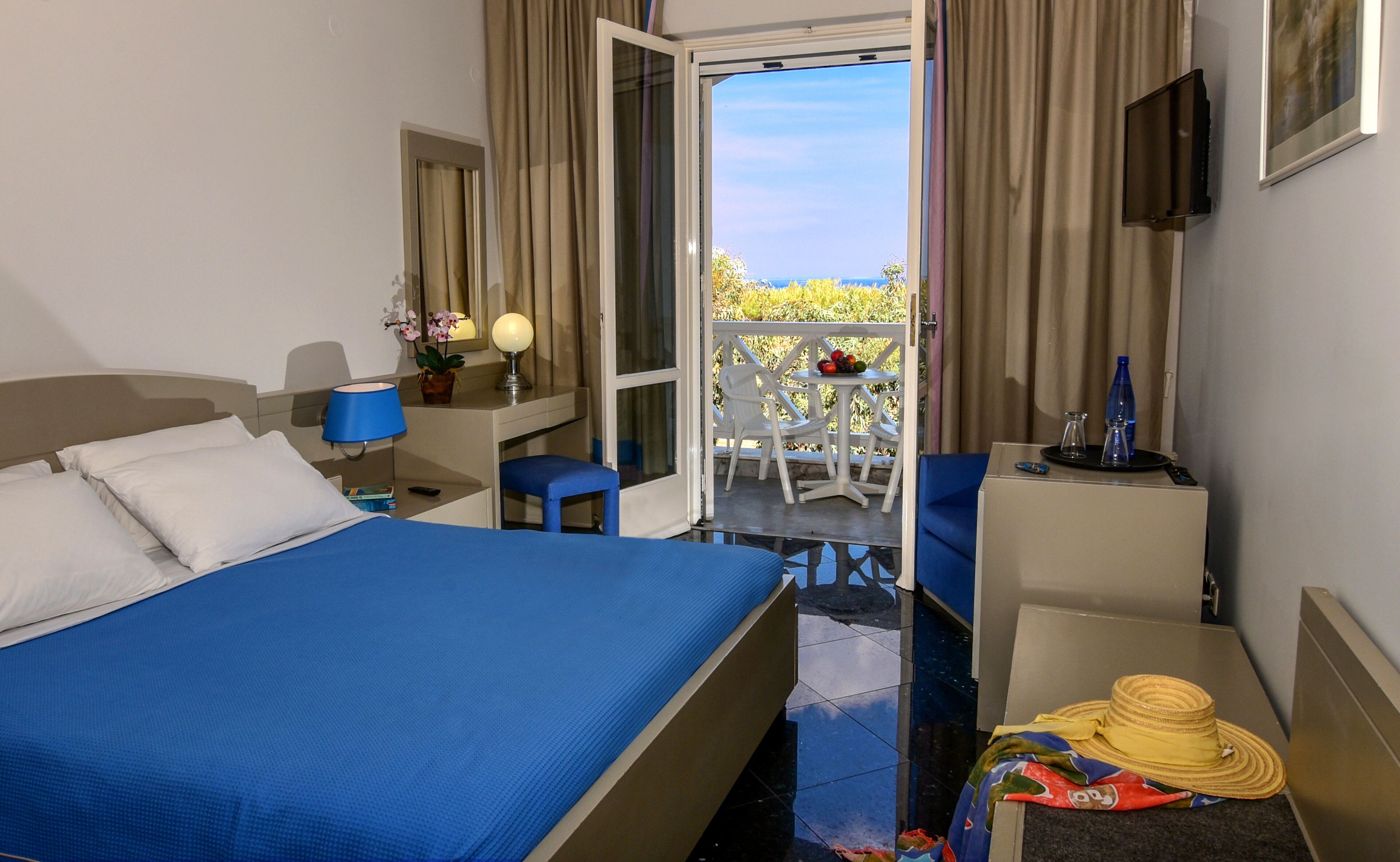 standard single room | 1 bedroom, pillow-top beds, in-room safe, iron/ironing board