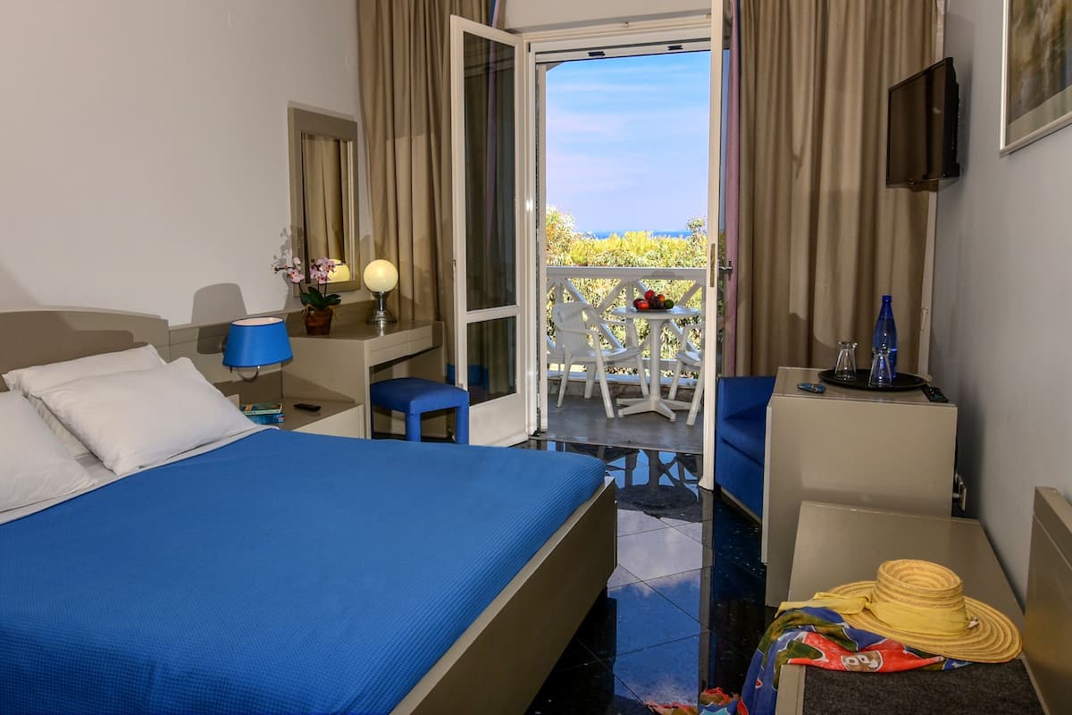 standard single room | 1 bedroom, pillow-top beds, in-room safe, iron/ironing board