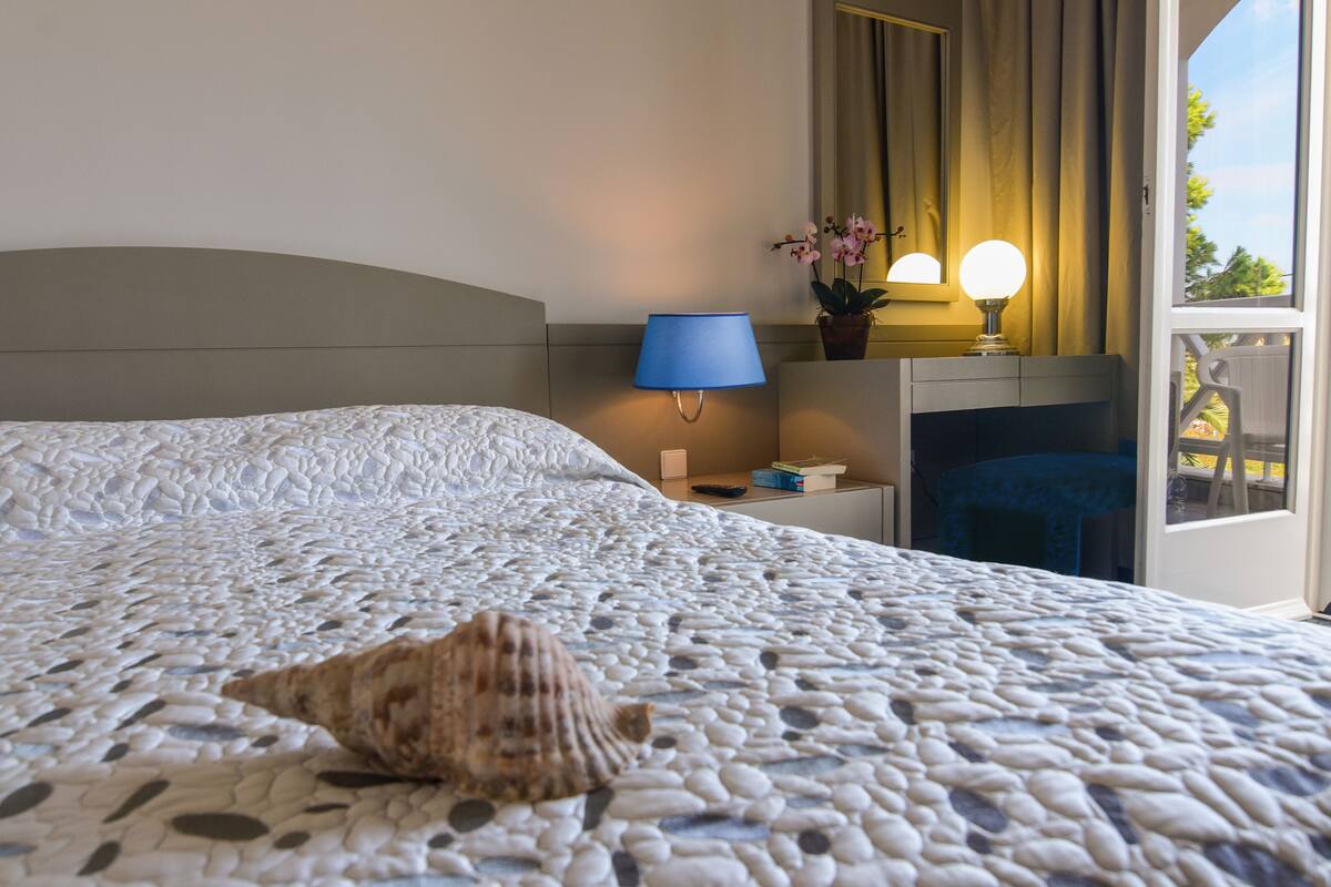 Standard Single Room | Pillowtop beds, in-room safe, iron/ironing board (on request)